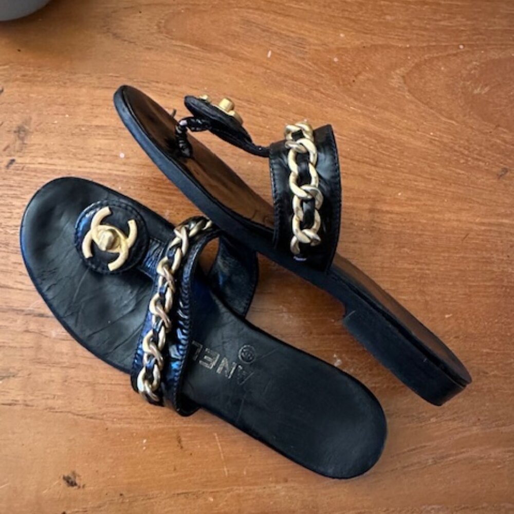 Chanel Vintage 90s CC turn lock chain thong sandals leather